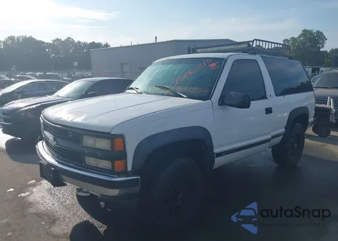1998 Chevrolet Tahoe z USA, uszkodzony, nr VIN 3GNEK18RXWG106833